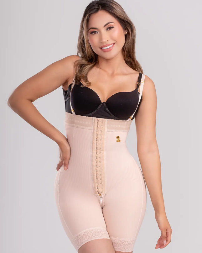 Strapless silueta de sirena con broche central media pierna