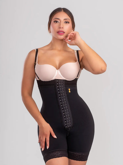 Strapless silueta de sirena con broche central media pierna