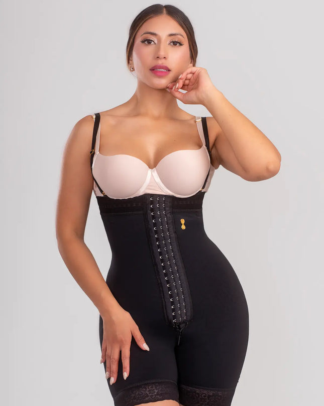 Strapless silueta de sirena con broche central media pierna