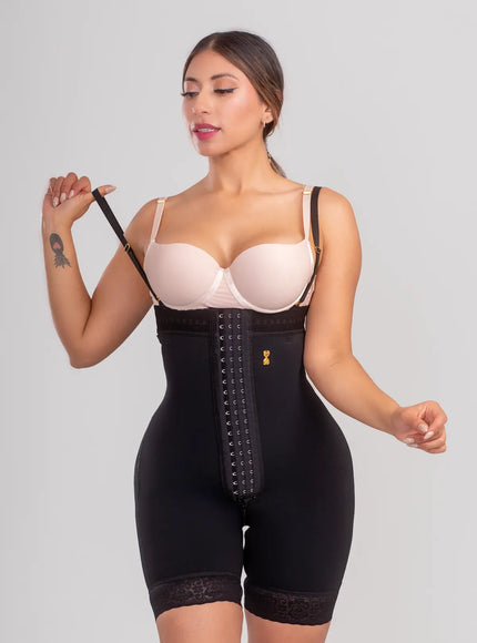 Strapless silueta de sirena con broche central media pierna
