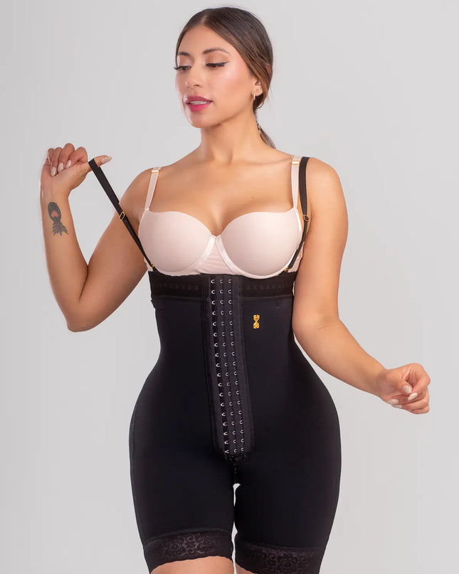 Strapless silueta de sirena con broche central media pierna