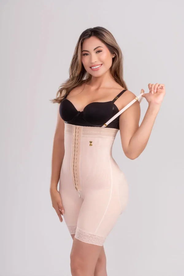 Strapless silueta de sirena con broche central media pierna - Imagen 2